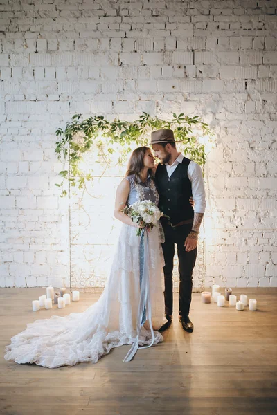 Mädchen im Hochzeitskleid und Mann im Anzug — Stockfoto