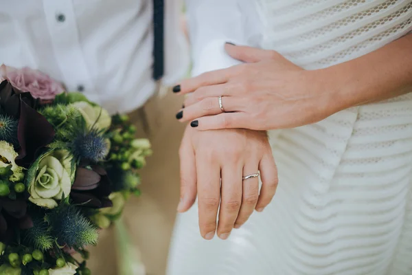 Hombre y chica en vestido blanco — Foto de Stock