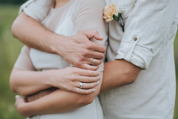 Ragazzo con asola abbracci ragazza in abito — Foto Stock