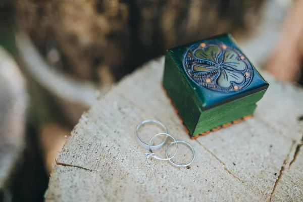 結婚指輪と木製の棺 — ストック写真