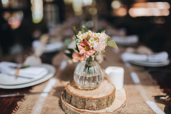 Decorazioni e fiori di campo su tavola festiva — Foto Stock