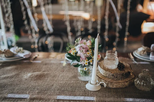Decorações e flores silvestres na mesa festiva — Fotografia de Stock