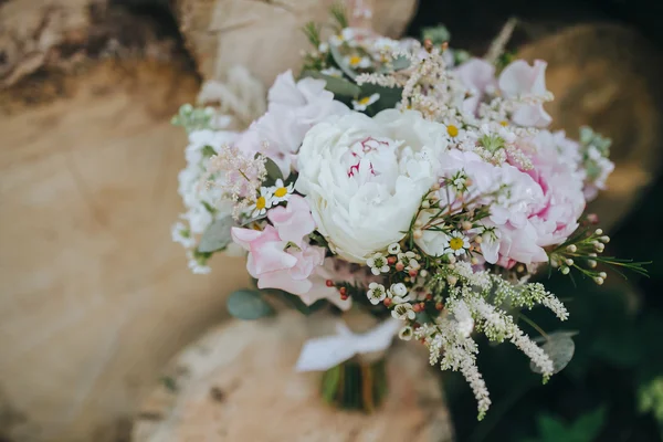 Bukett av vilda blommor på stockar — Stockfoto