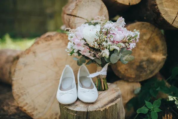 Perempuan sandal dan karangan bunga liar — Stok Foto