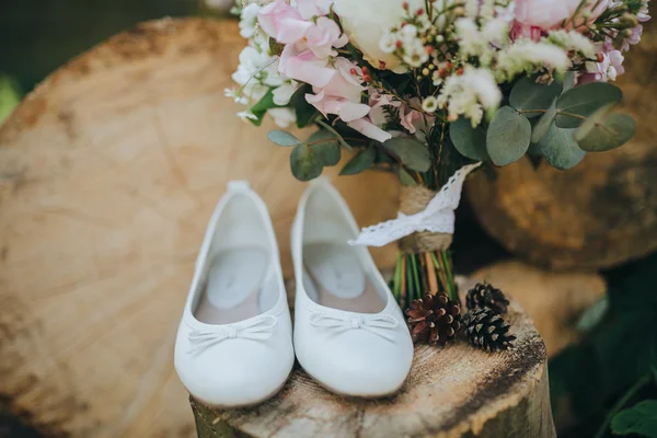 รองเท้าสตรีและช่อดอกไม้ป่า — ภาพถ่ายสต็อก