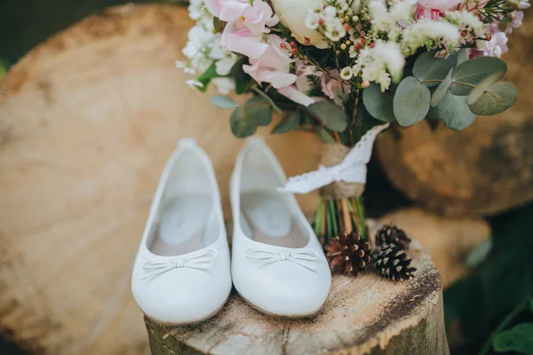 Sandal Wanita Sebuah Kios Kayu Dekat Gergaji Memotong Karangan Bunga — Stok Foto