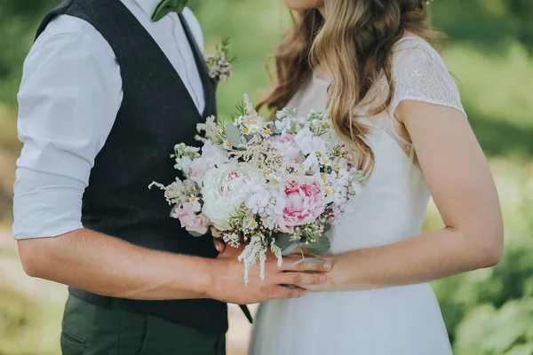 Guy and girl with wedding bouquet — Stock Photo, Image