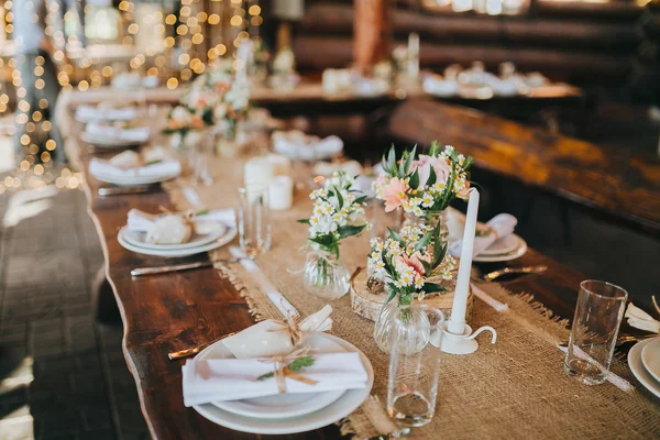 Decoraties en wilde bloemen op feestelijke tafel — Stockfoto