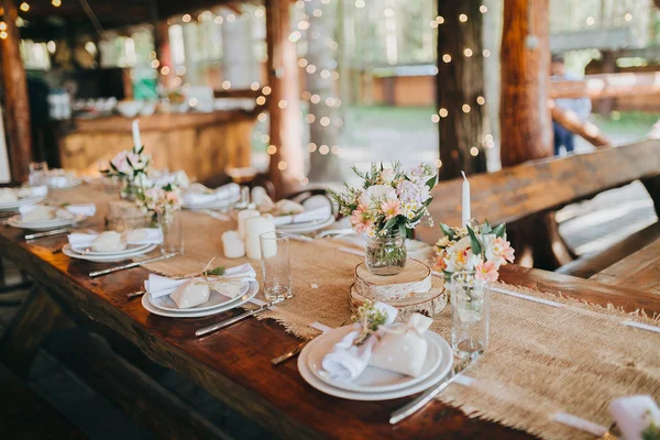 Décorations et fleurs sauvages sur table de fête — Photo