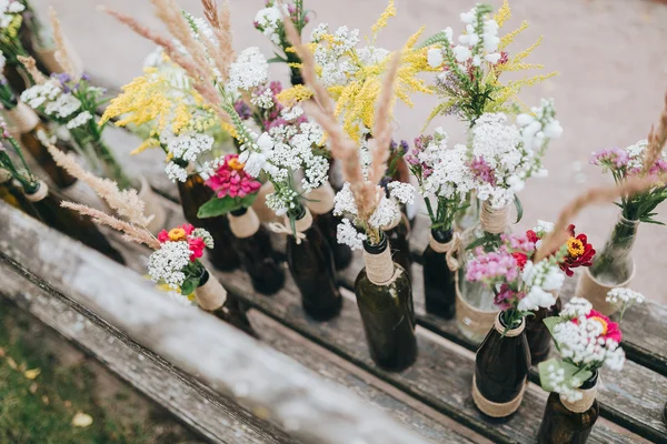 Flores e ervas em garrafas de vidro — Fotografia de Stock