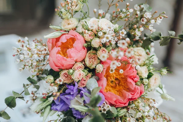 Bouquet of pink flowers and greenery — Stock Photo, Image