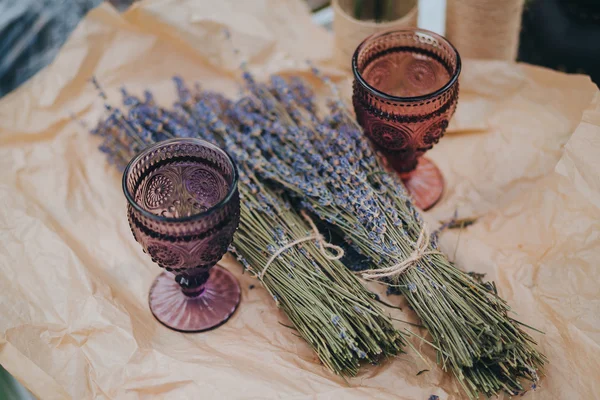 Copos vintage e feixes de lavanda — Fotografia de Stock