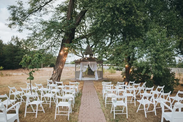 Sillas blancas decoradas con flores — Foto de Stock