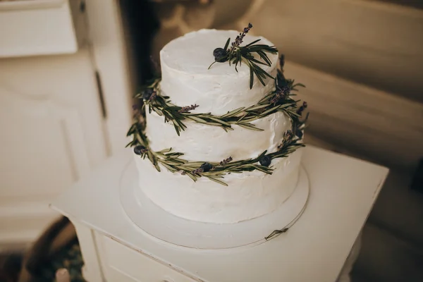 Bolo de casamento decorado branco — Fotografia de Stock