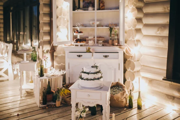 White decorated wedding cake
