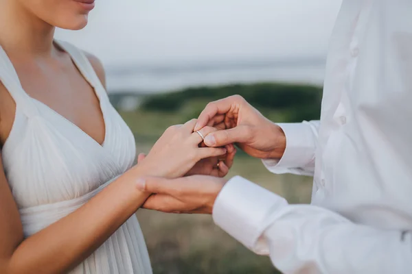 Chico y chica usando anillos de boda — Foto de Stock