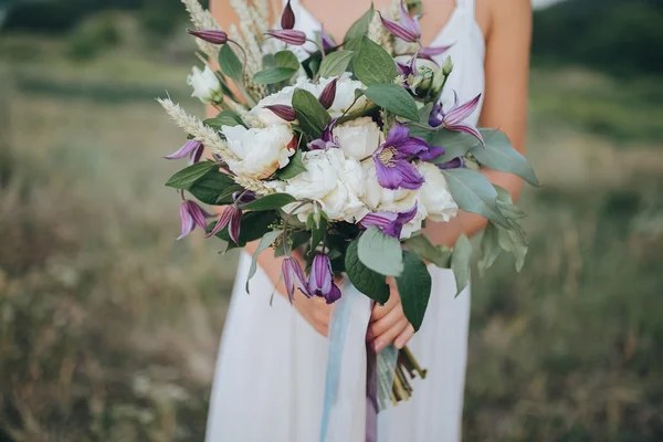 Chica en vestido blanco con ramo de celebración — Foto de Stock