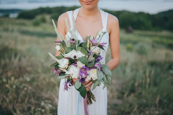 Mädchen im Kleid mit Blumenstrauß — Stockfoto