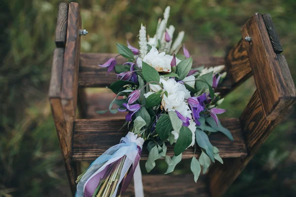 Buquê de flores e vegetação — Fotografia de Stock