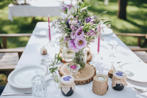 Decorazione di fiori su tavolo festivo — Foto Stock