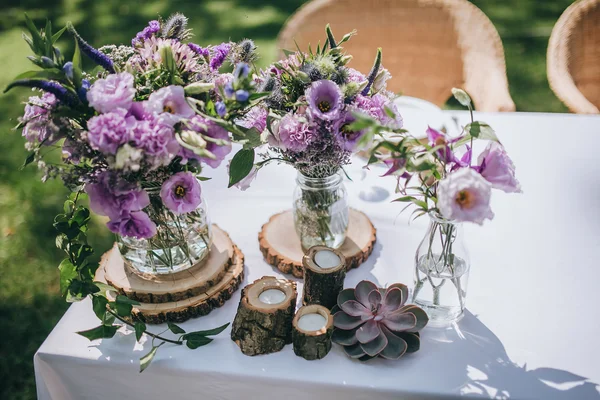 Arranjo floral na mesa — Fotografia de Stock