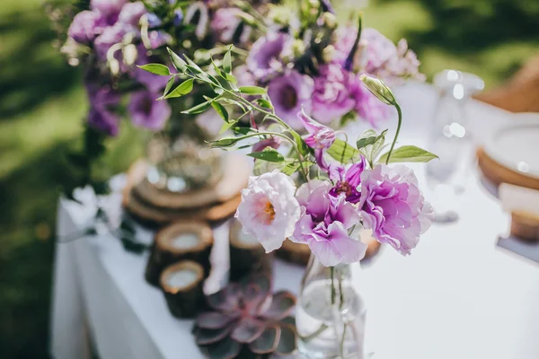 Susunan bunga di atas meja — Stok Foto