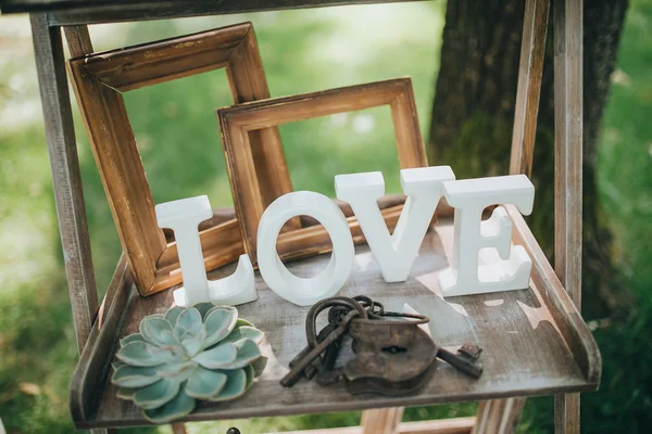 Houten letters liefde voor huwelijksceremonie — Stockfoto