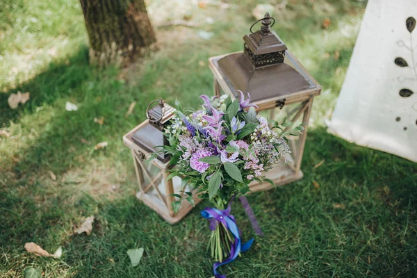 Strauß lila Blumen und Grün — Stockfoto