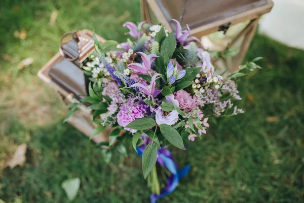 Bukett med lilla blomster og grønne blomster – stockfoto