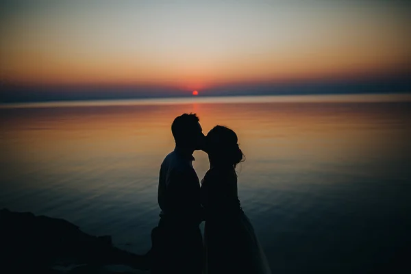 Silhouette d'homme et de femme au coucher du soleil — Photo