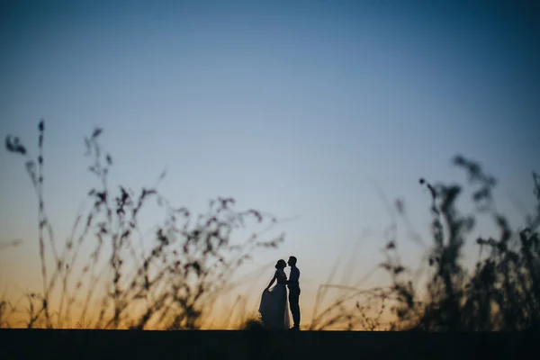 Silhouet van man en vrouw bij zonsondergang — Stockfoto