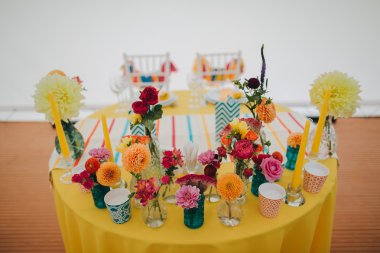 Çiçeklerle süslenmiş festival masası.