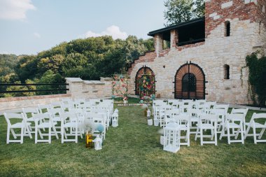 çiçeklerle süslenmiş beyaz sandalye