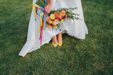 Gelin buketi holding beyaz elbiseli