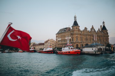 gün batımında Istanbul'da tekne ile defne deniz