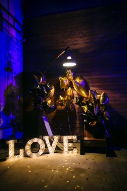 balonlarla süslenmiş düğün