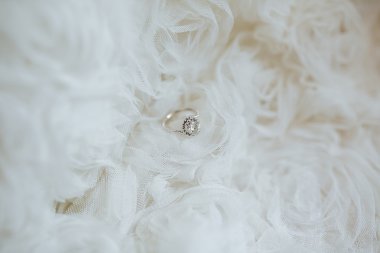 beyaz kumaş üzerinde nişan yüzüğü