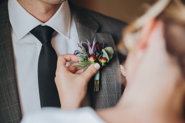 Damat için gelin sabitleme boutonniere