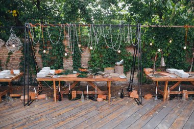 Ziyafet masasında cam ve kırmızı tuğlalar