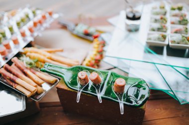 Aperatifler ve yemekler ile masa