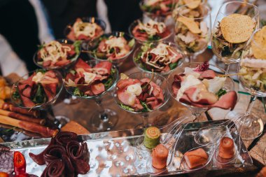 Aperatifler ve yemekler ile masa