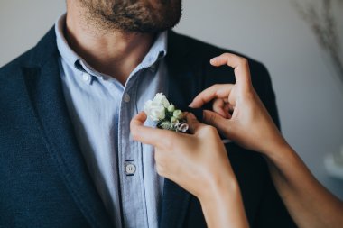 Damat için gelin sabitleme boutonniere