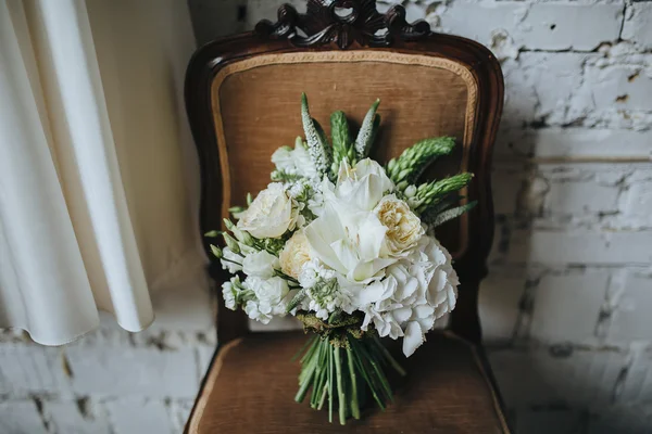 Свадебный букет на винтажном стуле — стоковое фото