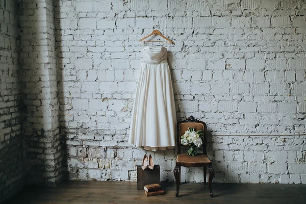 Vestido de noiva branco e buquê — Fotografia de Stock