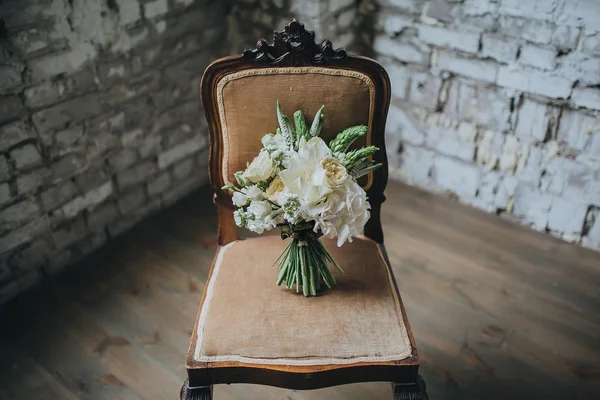 Buquê de noiva na cadeira vintage — Fotografia de Stock