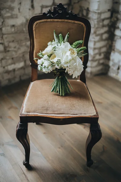 Bruids boeket op vintage stoel — Stockfoto