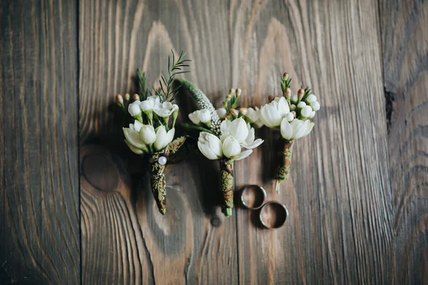Wedding rings and boutonniere — Stock Photo, Image