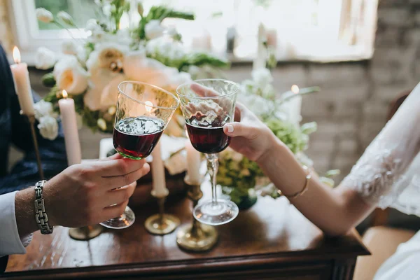 Bride and groom holding glasses — Stock Photo, Image