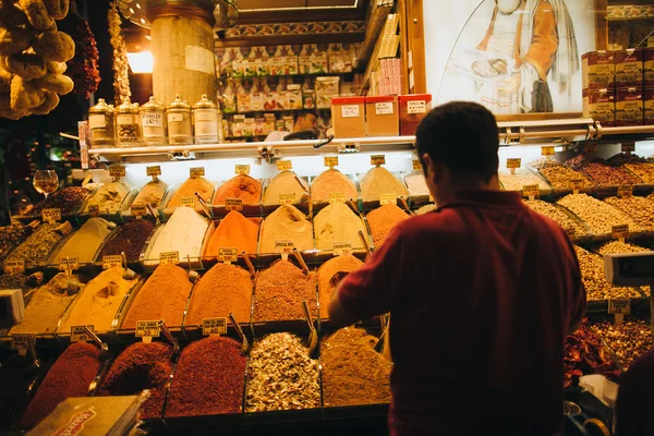 Adam bying baharat Çarşısı içinde