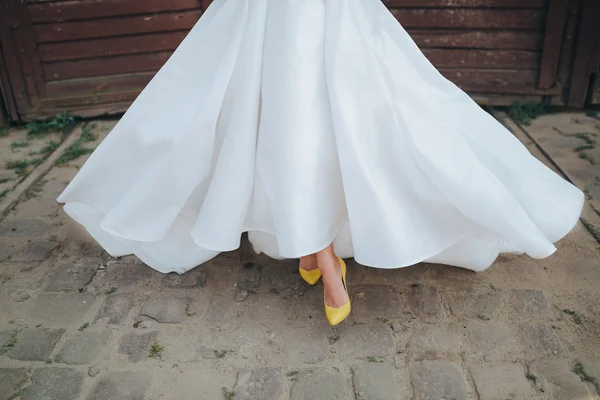 Sposa in abito da sposa e scarpe gialle — Foto Stock